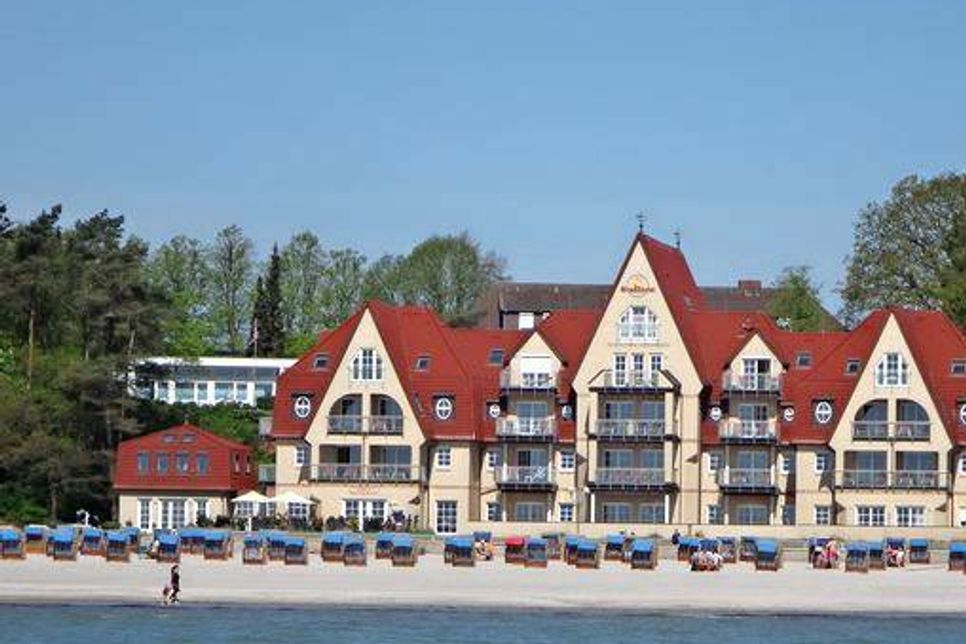 Blick von der Ostsee auf das 4-Sterne-Strandhotel.