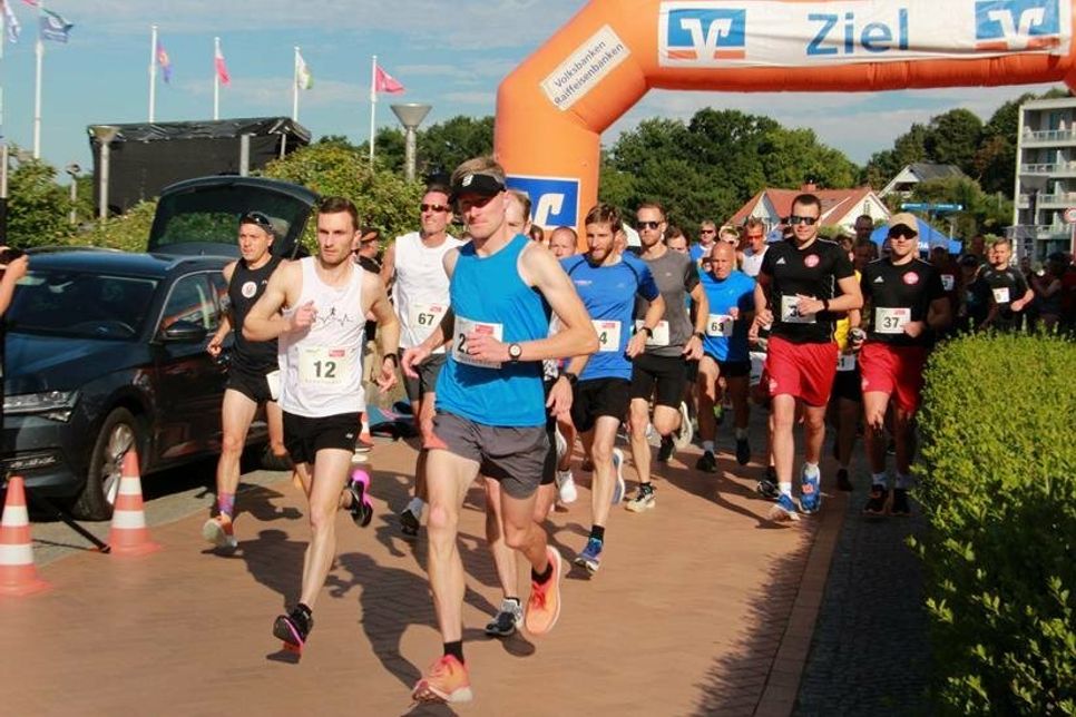 Start des Halbmarathon mit 67 Läuferinnen und Läufern.