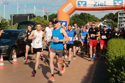Start des Halbmarathon mit 67 Läuferinnen und Läufern.