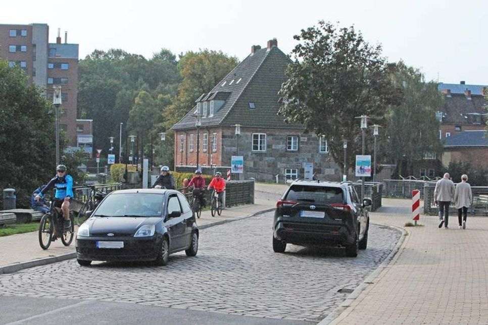 „Radfahrer müssen die Fahrbahn nutzen“, so die Vorschrift. Die meisten, doch längst nicht alle, halten sich inzwischen daran.
