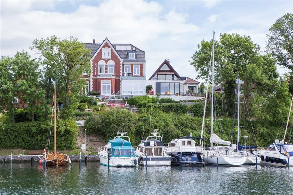 Das Apartmenthaus liegt direkt am Wasser am oberen Jungfernstieg.