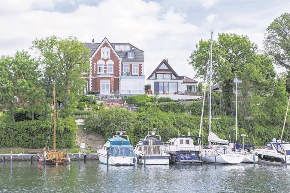 Das Apartmenthaus liegt direkt am Wasser am oberen Jungfernstieg.