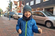 Der kleine Nils Ehmke bei der öffentlichen Ziehung.