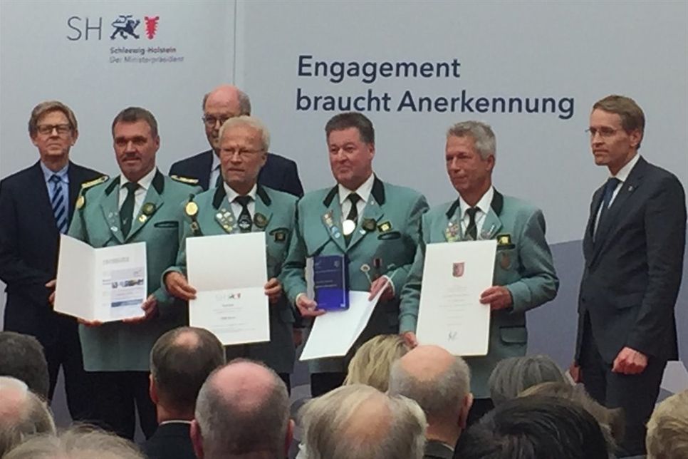 Ministerpräsident Daniel Günther, 1. Ältermann Dr. Ralf Stolley, 2. Ältermann Klaus Groth, Internetwart Hartmut von Halle, Innenminister Hans-Joachim Grote, Hauptmann Klaus Geffken sowie LSV Präsident Hans-Jakob Thiessen (v. re.).