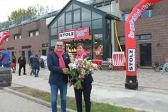 Stolz-Geschäftsführer Uwe Hornung gratulierte Filialleiterin Frauke Rahe mit einem großen Blumenstrauß. Sie ist nun Chefin beider Häuser.