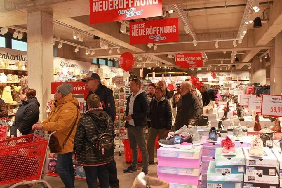 Großes Interesse zeigten Kundinnen und Kunden und nahmen die neue Filiale genau unter die Lupe.