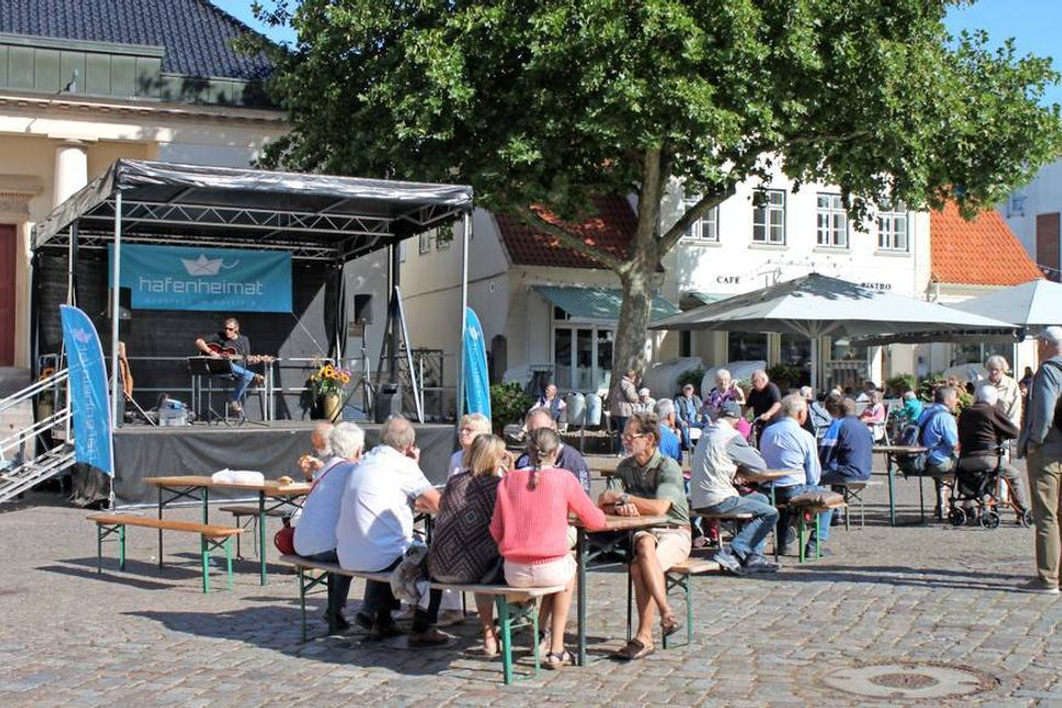 Mit Livemusik vor dem Rathaus lies sich die Sonne perfekt genießen.