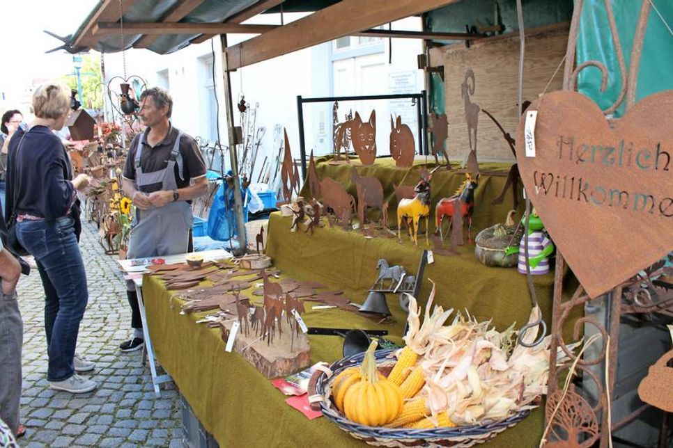 Auch das gehört zum Bauernmarkt: Herbstliche Deko für Wohnung und Garten.