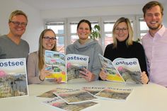 Haben mit dem neuen Ostsee Magazin gut lachen: Julia Prange (2. v. lks.) und Katja Lauritzen (2. v. re.) vom Ostsee-Holstein-Tourismus sowie Sven Muchow (lks.), Wiebke Staschik und Till Muchow vom Balticum Verlag.