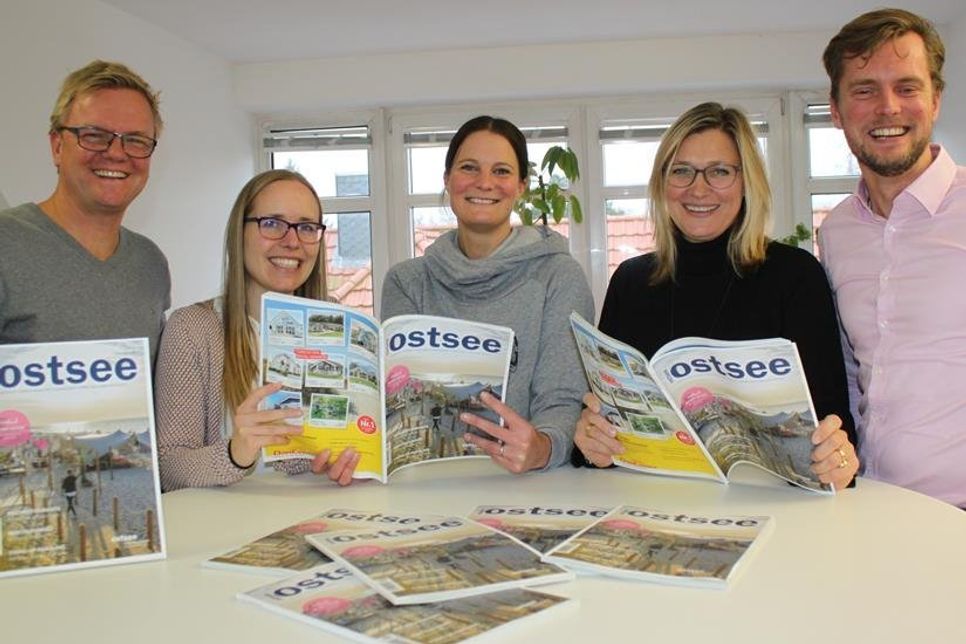 Haben mit dem neuen Ostsee Magazin gut lachen: Julia Prange (2. v. lks.) und Katja Lauritzen (2. v. re.) vom Ostsee-Holstein-Tourismus sowie Sven Muchow (lks.), Wiebke Staschik und Till Muchow vom Balticum Verlag.