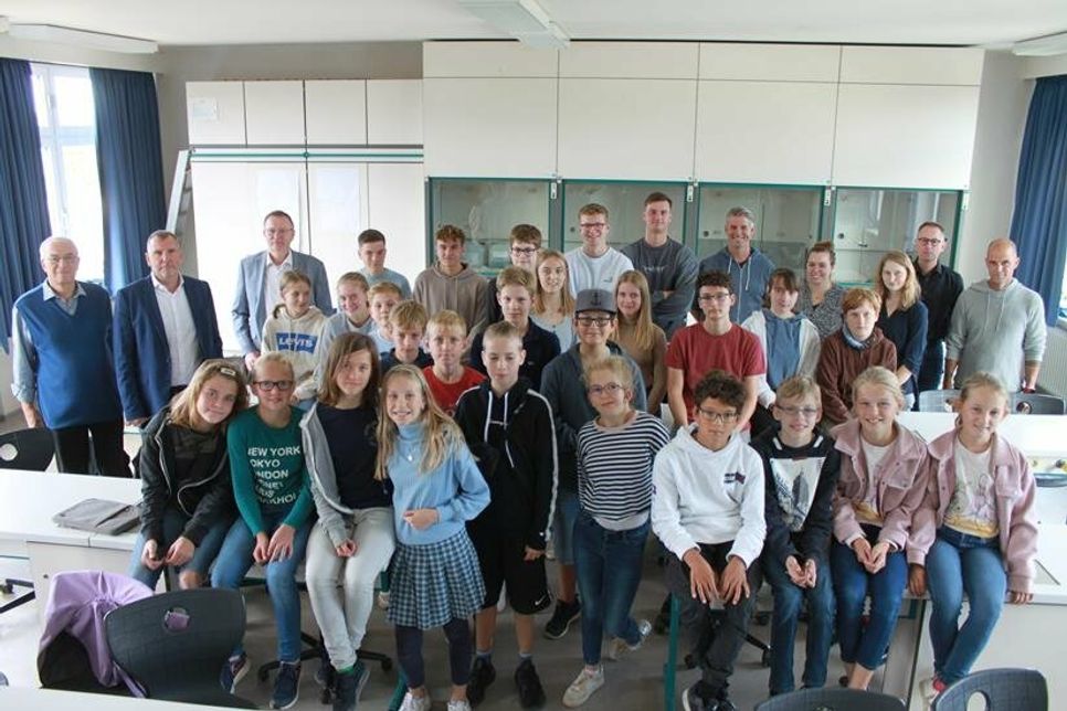 Die teilnehmenden Schülerinnen und Schüler mit den Rotariern Georg Heerten, Volker Koppitz und Manfred Rohde (hinten v. lks.) und den betreuenden Lehrkräften (hinten re.).