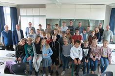 Die teilnehmenden Schülerinnen und Schüler mit den Rotariern Georg Heerten, Volker Koppitz und Manfred Rohde (hinten v. lks.) und den betreuenden Lehrkräften (hinten re.).