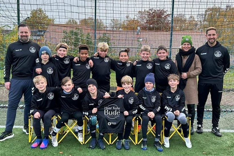 Friseursalon-Inhaberin Stefanie Kuhr von der „HaarKuhr Bude“ sponsert die E1-Jugend des TSV Neustadt.