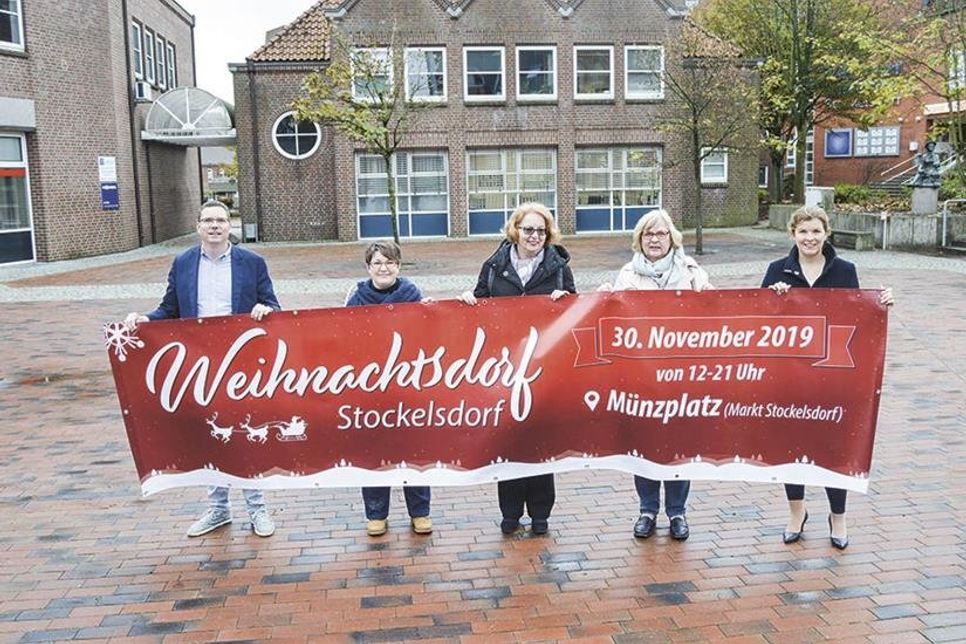 Patrick Lakins (v.l.), Maria Starke, Brigitte Wischnat und Christine Stamann vom Gemeinnützigen Bürgerverein freuen sich mit Stockelsdorfs Bürgermeisterin Julia Samtleben auf das diesjährige Weihnachtsdorf.