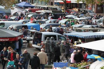 Schon ab 8 Uhr kann man über den Flohmarkt auf dem Marktplatz schlendern.