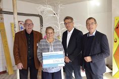 Holger Wessel (l.) und Susanne Lemke nehmen den symbolischen Spendenscheck von Thorsten Weber, Betriebsrat von Schleswig-Holstein Netz am Standort Ahrensburg, und Dr. Jörn Klimant, Personalvorstand der HanseWerk-Gruppe, entgegen.