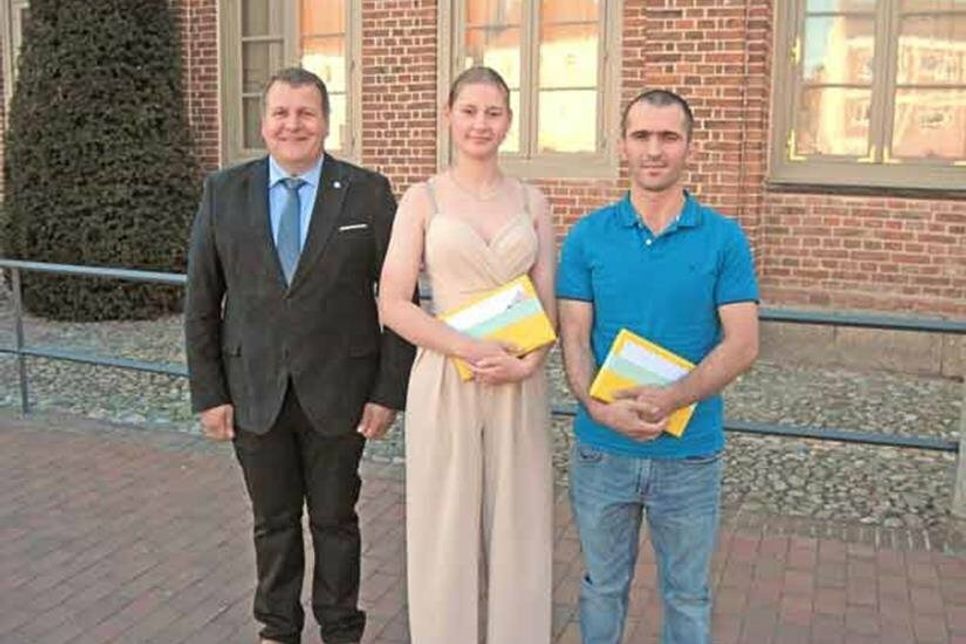 Die Innungsbesten des Jahrganges 2022 mit Obermeister Hauke Scheef (links): Marie-Sophie Brandt und Ara Melkonyan.