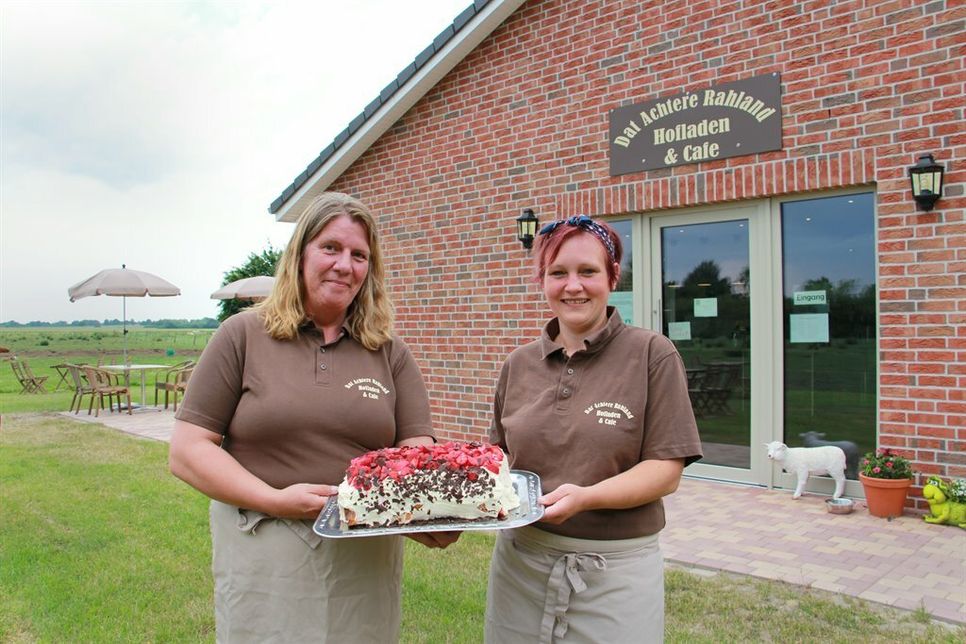 Zwischen Wiesen und Weiden liegt das hübsche Hofcafé von Sabrina Stabe (re.). Beliebt bei großen und kleinen Naschkatzen sind auch die Tortenkreationen von Backkünstlerin Manuela Gaber.