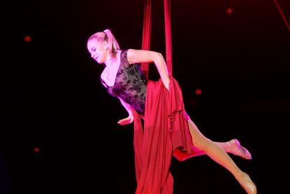 Carla Jenkins und weitere Artisten des Circus Barlay zeigen neben Nachwuchstalenten aus der Region ein vielfältiges Programm für jung und alt.