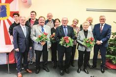 Bürgermeister Volker Owerien (rechts) und Bürgervorsteher Peter Nelle (vorne links) ehrten Ehrenamtler für ihr Engagement in der Gemeinde Scharbeutz.