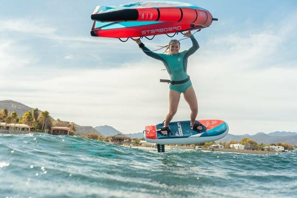 Zum Wingsurfen braucht man keine Wassersport-Vorkenntnisse. Ein wenig Gleichgewicht, keine Angst nass zu werden und schon kann es losgehen. (Foto: Sven Neils/Surfschule Rettin)