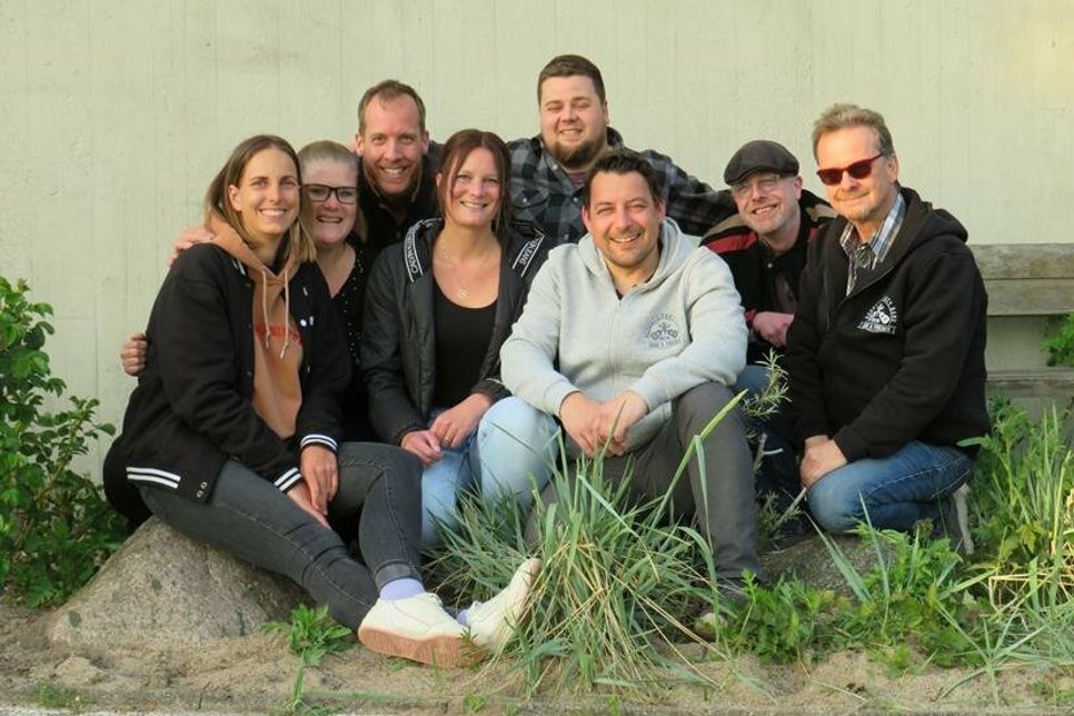 „Diggi und Friends“ das sind: Laura (Gesang), Tinna (Gesang und Gitarre), Wiebke (Gesang), Raufi (Gitarre), Guido (Percussion), Benni (Cajon), Daniel (Bass) und Diggi - Dirk Cremer (Gitarre und Gesang).