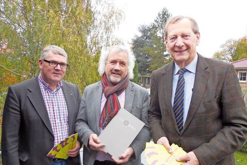 Kreismusikdirektor Henrich Schwerk (v.l.), Propst Erich Faehling und Synodenpräses Peter Wiegner präsentieren das abwechslungsreiche Festprogramm zum Reformationsjubiläum