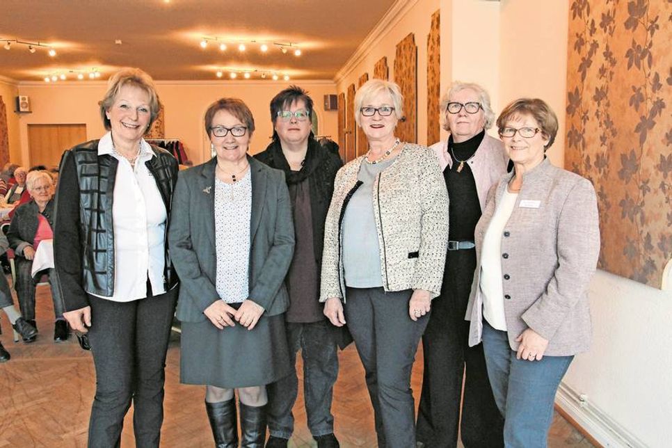 Kassenführerin Ingrid Albrecht, Schriftführerin Burga Wulff, stellvertretende Vorsitzende Ingrid Prüß, 1. Vorsitzende Gisela Schneider, Kassenprüferin Christel von Thiedemann und Beisitzerin Monika Ebel (v. lks.).