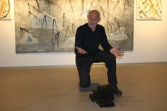 Zur Eröffnung der Ausstellung performte Jo Eagle mit Kohle, aus der er ein griechisches Kreuz herstellte.