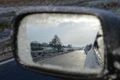 Wer unvorbereitet in den Winter startet, kann durchaus in frostiger Kälte im Nirgendwo stranden. (Bild: Pixabay/bneijt)