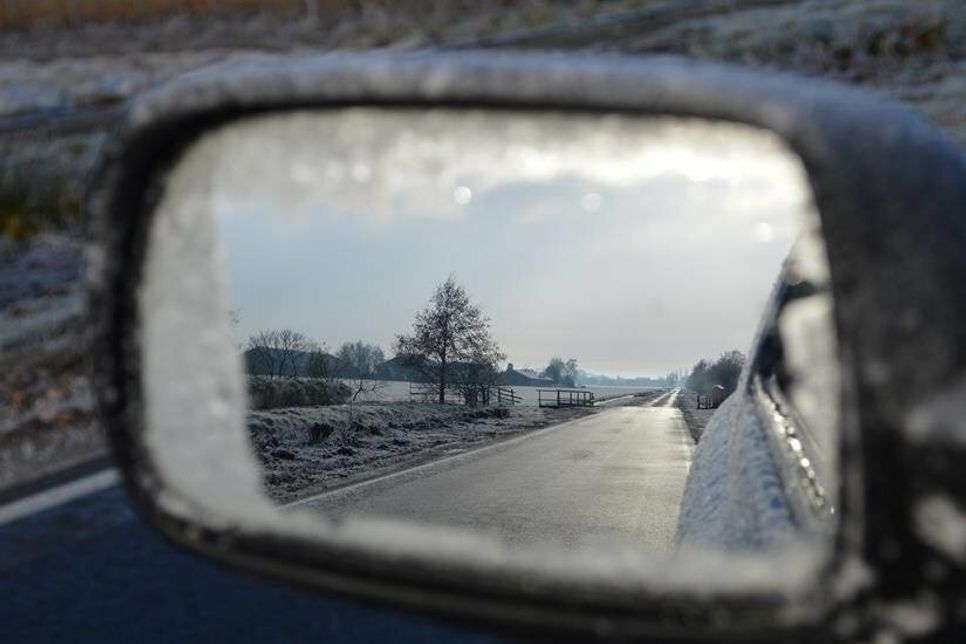 Wer unvorbereitet in den Winter startet, kann durchaus in frostiger Kälte im Nirgendwo stranden. (Bild: Pixabay/bneijt)
