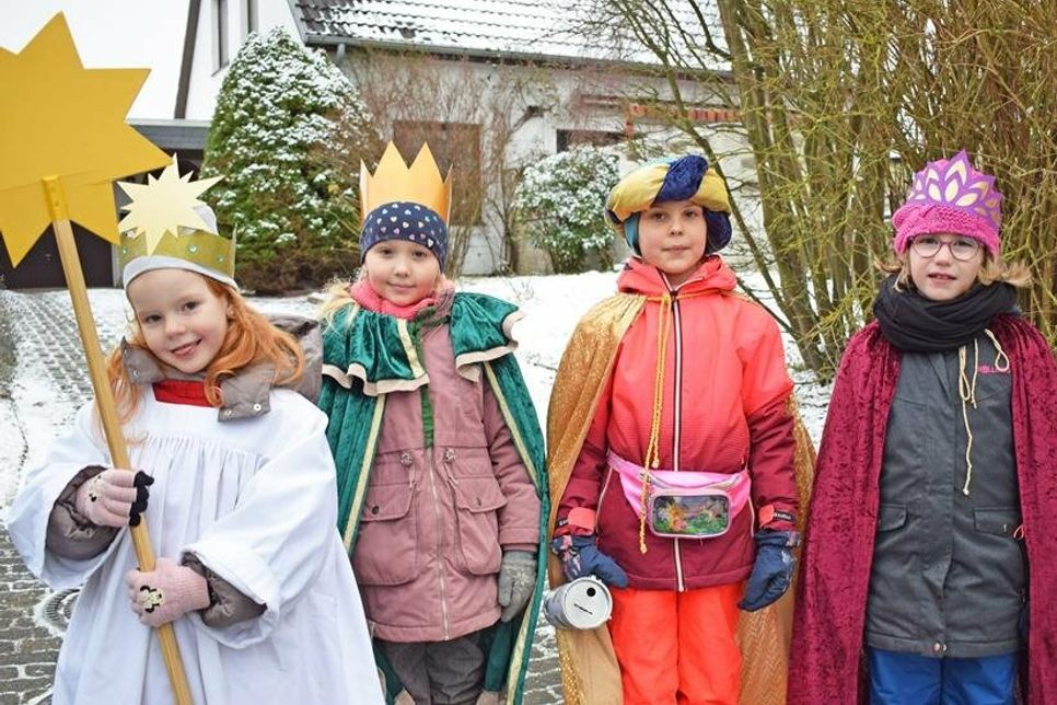 Waren am Freitagnachmittag im Wohngebiet Moritz-Schreber-Straße als Caspar, Melchior, Balthasar und Sternträger unterwegs (von rechts): Levke, Kathalea, Liliana und Lenia.
