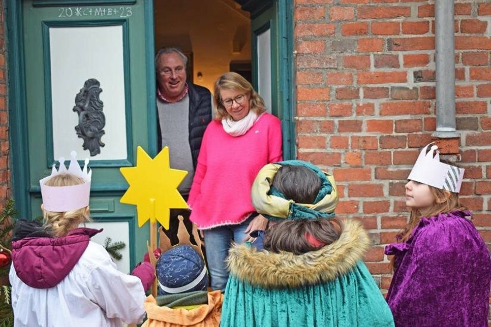 Eine der ersten Station für die Sternsinger war am Haus von Pastor Lars Kroglowski.