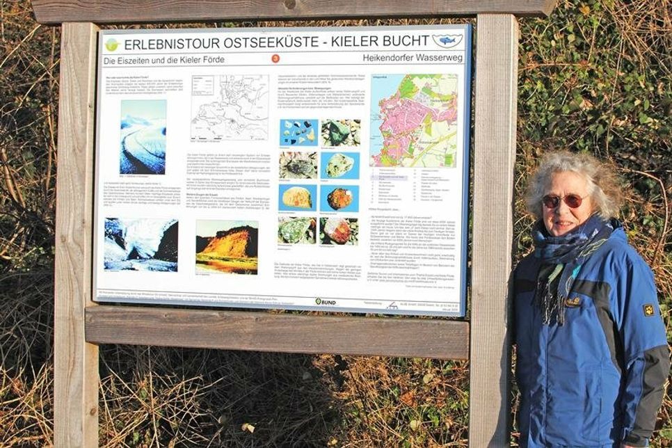 Gudrun Keck präsentiert den komplett renovierten Lehrpfad „Heikendorfer Wasserweg“, hier im Bild mit „Infotafel 3“.
