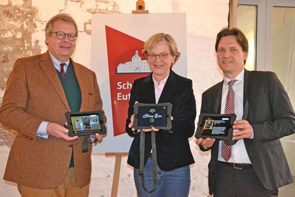 Christian Herzog v. Oldenburg, Brigitta Herrmann, Dr. Oliver Grundei mit dem Medienguide, mit dem die Geschichte des Eutiner Schlosses auf spannende Weise erzählt wird.