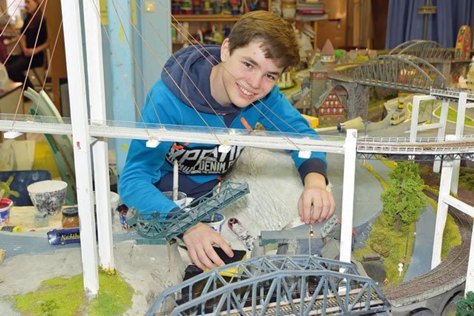 Letzter Schliff für die Besuchertage: Harry (14) hat an der „Großbaustelle“ mit der Klappbrücke noch alle Hände voll zu tun, bevor die Train Kids am kommenden Wochenenden ihre Türen für alle kleinen und großen Modellbahn-Fans öffnen.
