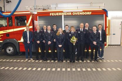 Ratekaus Bürgermeister Thomas Keller (r.) und Bürgervorsteher  Daniel Thomaschewski (l.) umrahmen die Hauptakteure des Abends. Fabian Fuhrmann (4.v.r.) und Gabriela Johann (5.v.r.) freuen sich  über die Wiederwahl.