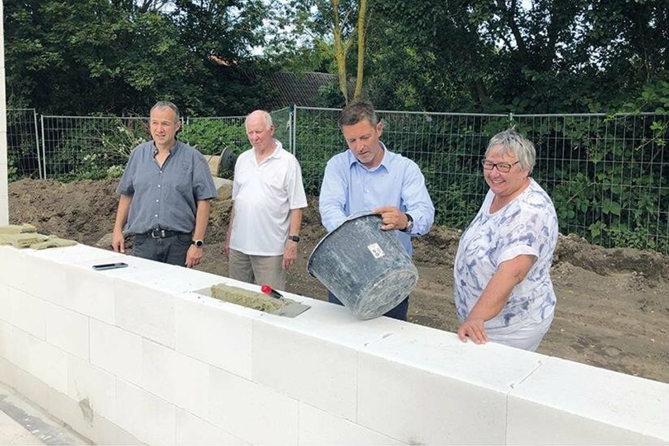 Ovendorfs Ortswehrführer Fabian Fuhrmann (v.l.), Dorfvorsteher Christian Krogmann und Ratekaus Bürgermeister Thomas Keller mit Bürgervorsteherin Gabriele Spiller bei der Grundsteinlegung am Ovendorfer Feuerwehrhaus.