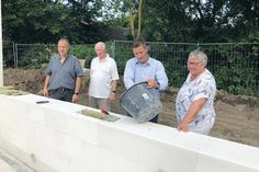 Ovendorfs Ortswehrführer Fabian Fuhrmann (v.l.), Dorfvorsteher Christian Krogmann und Ratekaus Bürgermeister Thomas Keller mit Bürgervorsteherin Gabriele Spiller bei der Grundsteinlegung am Ovendorfer Feuerwehrhaus.