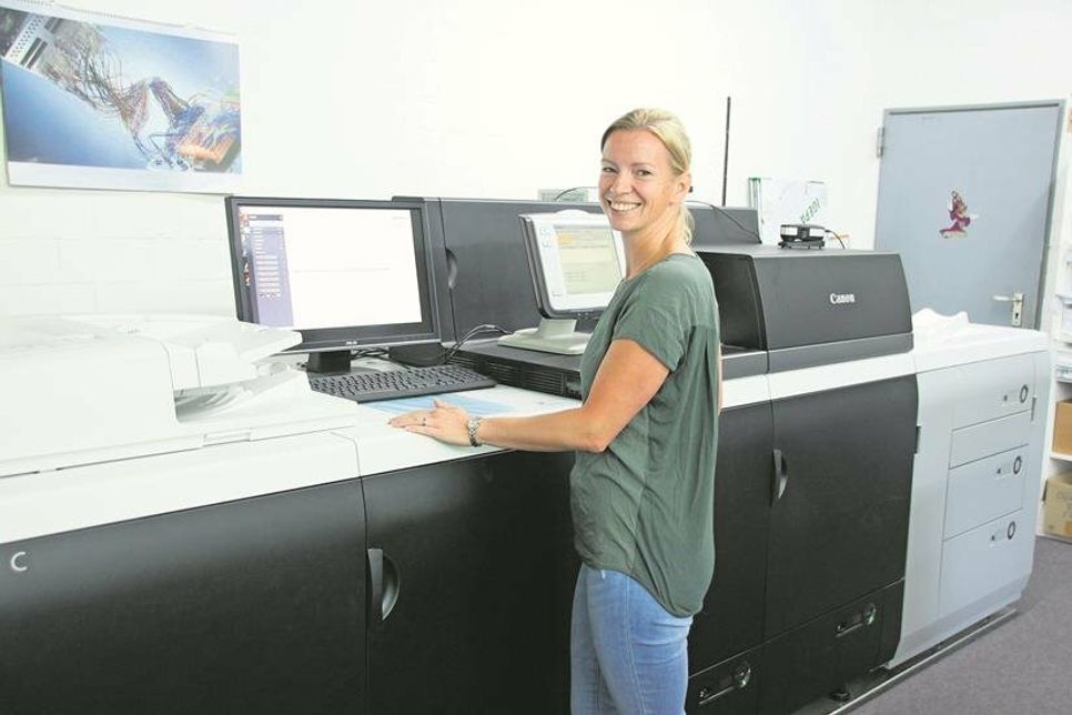 Svenja Muchow neben ihrer neuesten Errungenschaft: ein Canon ipc 9.000.