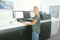 Svenja Muchow neben ihrer neuesten Errungenschaft: ein Canon ipc 9.000.