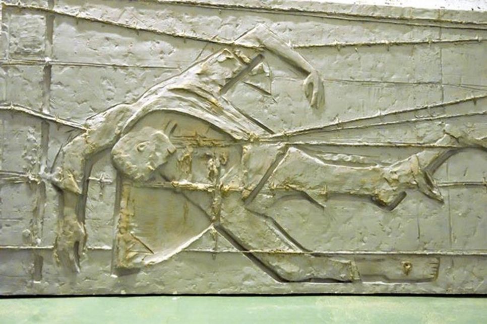 Das Gips-Relief „Peter Fechter“ zeigt einen sterbenden 18-jährigen DDR-Flüchtling, der 1962 an der Berliner Mauer tödlich getroffen wurde.