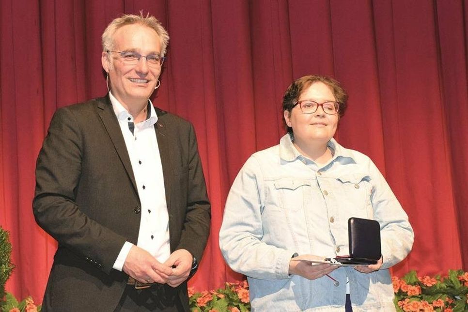 Bürgermeister Tim Brockmann ehrte Jacqueline Kühl, amtierende Landesmeisterin im Sportkegeln für Behinderte (Sektion Bohle).