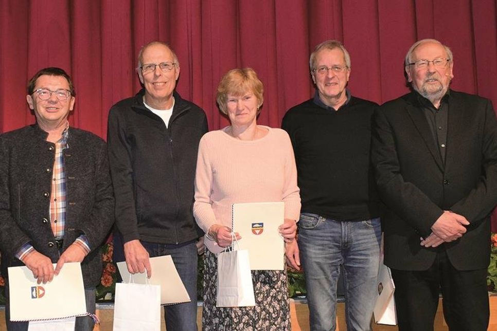 Stadtpräsident Hans-Jürgen Gärtner (r.) zeichnete Joachim Uliczka (v.l.), Christian und Erika Zabel sowie Norbert Tietjens für ihr ehrenamtliches Engagement bei der Organisation des alljährlichen Schusterlaufs aus.