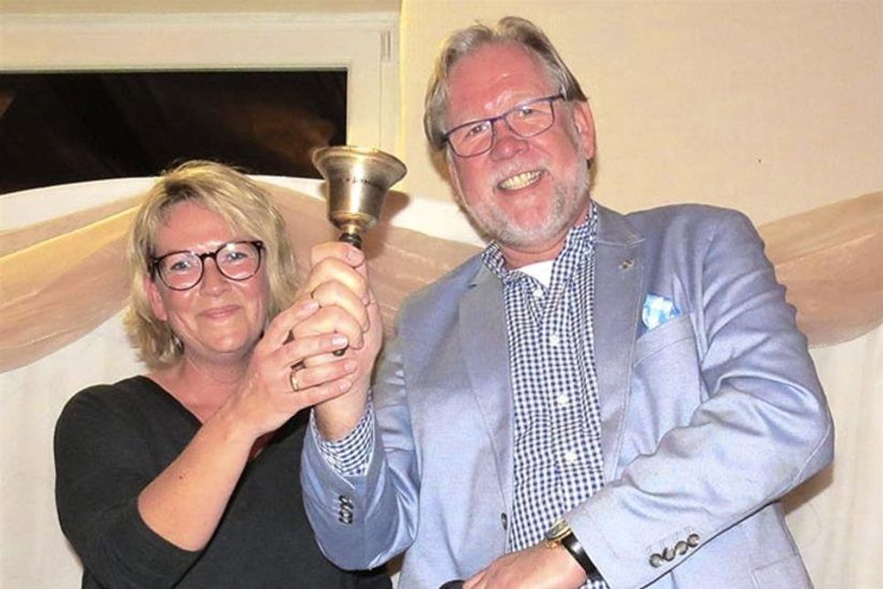 Gemeinsam läuten Melanie Guth und Ralf Scherbarth mit der Tischglocke des/der Vorsitzenden eine neue Phase der Vereinsgeschichte ein.