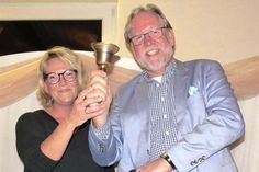 Gemeinsam läuten Melanie Guth und Ralf Scherbarth mit der Tischglocke des/der Vorsitzenden eine neue Phase der Vereinsgeschichte ein.