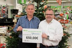 Holger Werner (re.) schenkt ein Stückchen Leben.