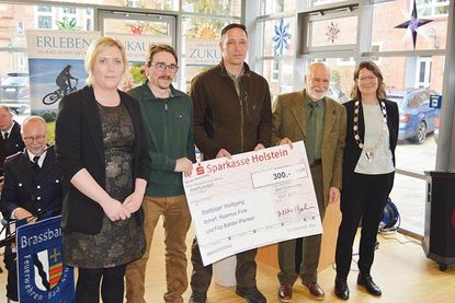 Bad Schwartau Stadtpräsidentin Wiebke Zweig (l.) und Bürgermeisterin Katrin Engeln mit den drei Preisträgern Rasmus Fink (2.v.l.), Filip Bälder-Panten (m.) und Wolfgang Scharf.