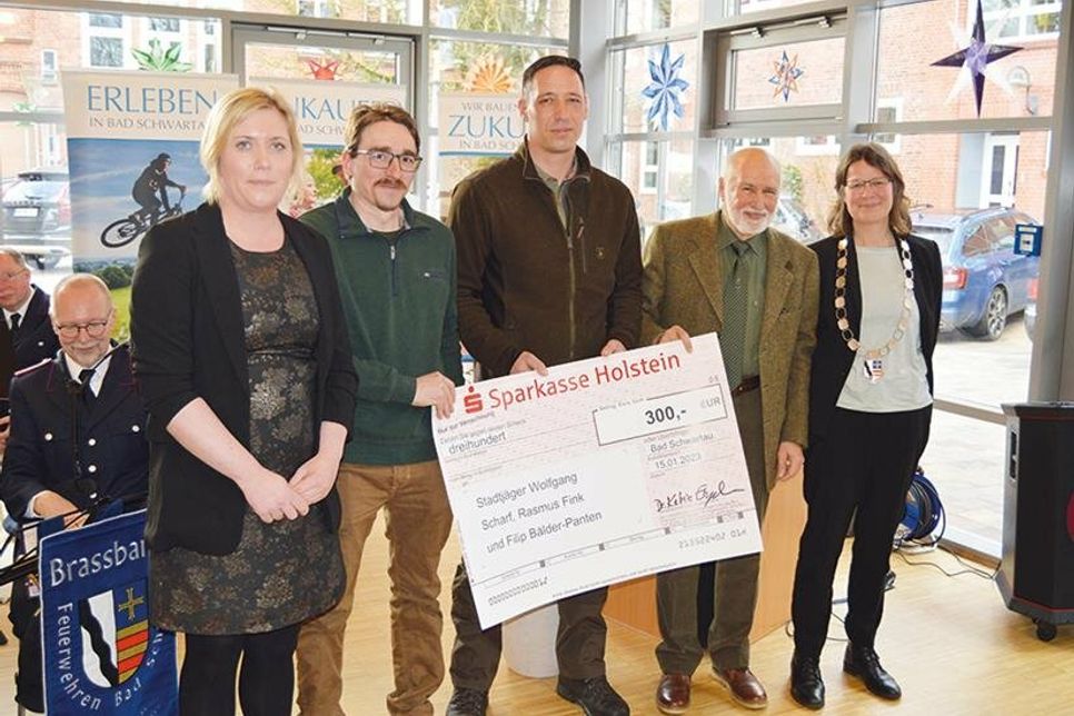 Bad Schwartau Stadtpräsidentin Wiebke Zweig (l.) und Bürgermeisterin Katrin Engeln mit den drei Preisträgern Rasmus Fink (2.v.l.), Filip Bälder-Panten (m.) und Wolfgang Scharf.