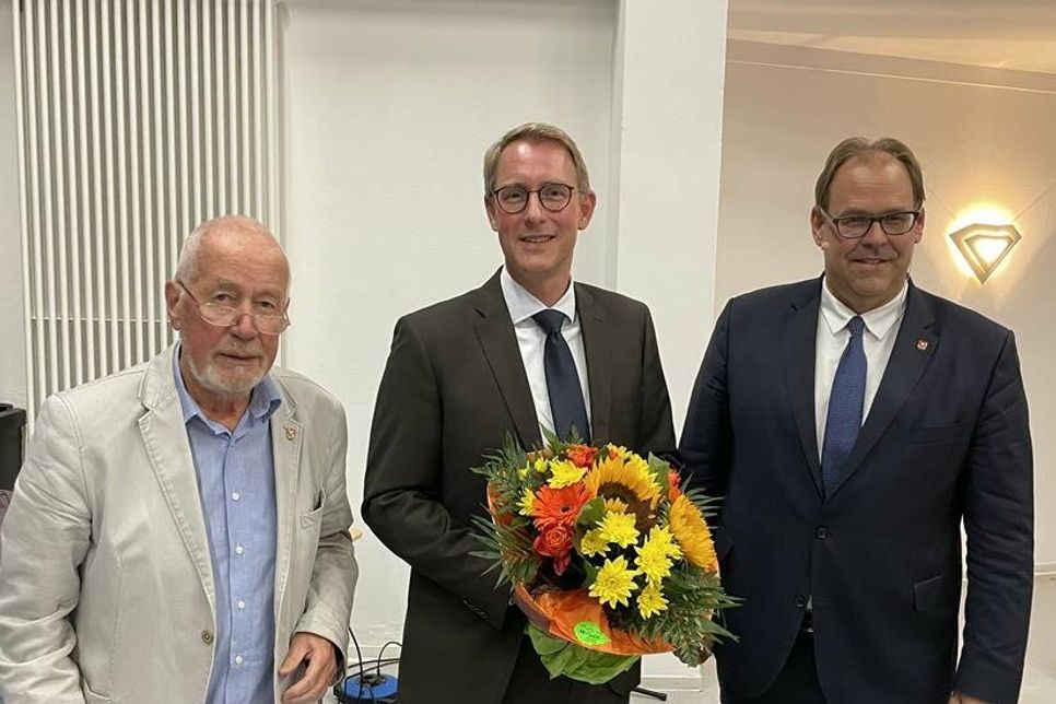 Der neue Werkleiter der Stadtwerke Dr. Mark Jahn (Mitte) mit Bürgervorsteher Sönke Sela (lks.) und Bürgermeister Mirko Spieckermann.